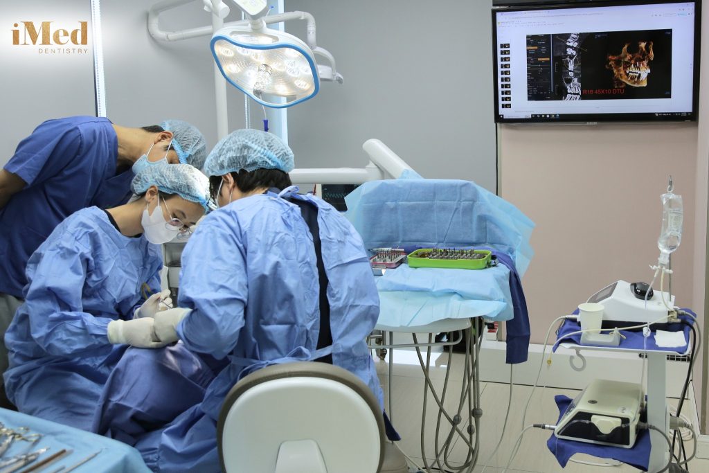 Phòng khám nha khoa iMed trang bị đầy đủ công nghệ hiện đại trong quy trình phục hình implant toàn hàm 